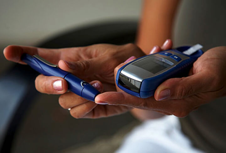 Blood sugar testing machine 