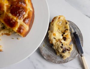 &#8216;Tear and Share&#8217; Maple Hot Cross Buns