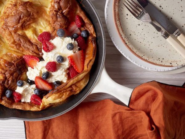 skillet-pancake-berries-mascarpone